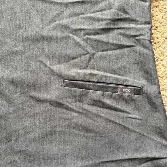 FIGS Graphite Casma Three Pocket Scrub Top - Picture 3 of 4